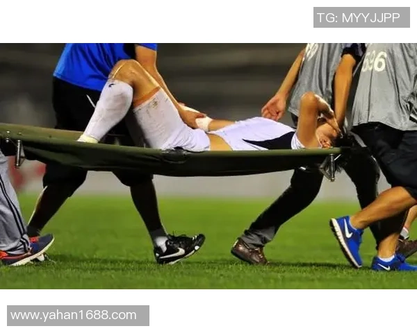 足球明星受伤瞬间集锦展现运动员拼搏精神与不屈意志