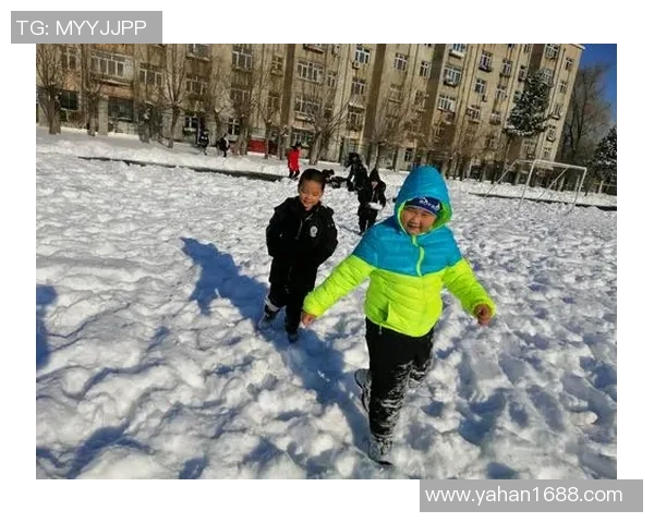 足球明星在雪地中尽情玩耍的视频素材展现冬季运动的魅力与乐趣
